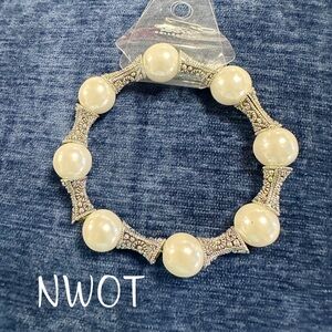 Elegant Silver and Pearl Bracelet